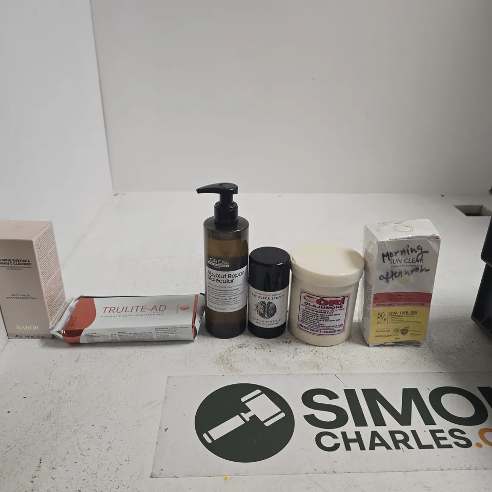 TOTE OF APPROXIMATELY 10 ASSORTED ITEMS INCLUDING SUN CLEAR ADVANCED SUNSCREEN GEL, ORI OLAJUMOKE AFRICAN SHEA BUTTER AND THE BLACK STUFF NATURAL HANDMADE DEODORANT