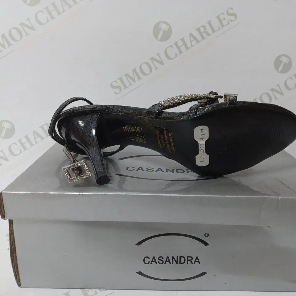 BOXED PAIR OF CASANDRA HEELED SANDALS IN BLACK SIZE 5 