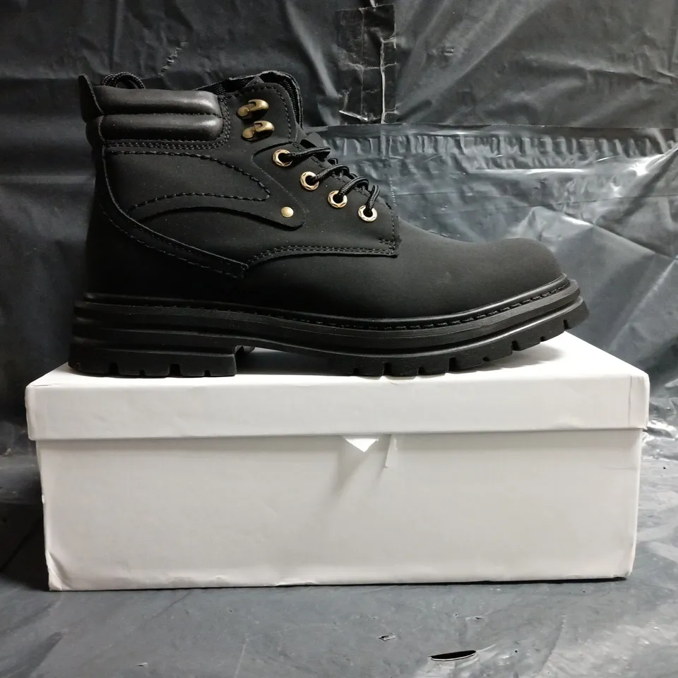 BOXED PAIR OF CONZURI ANKLE BOOTS IN BLACK SIZE UK 9