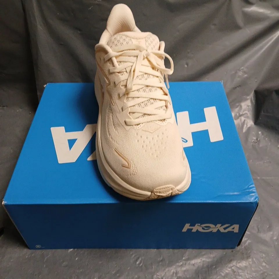 BOXED PAIR OF HOKA CLIFTON 10 TRAINERS - 6.5 