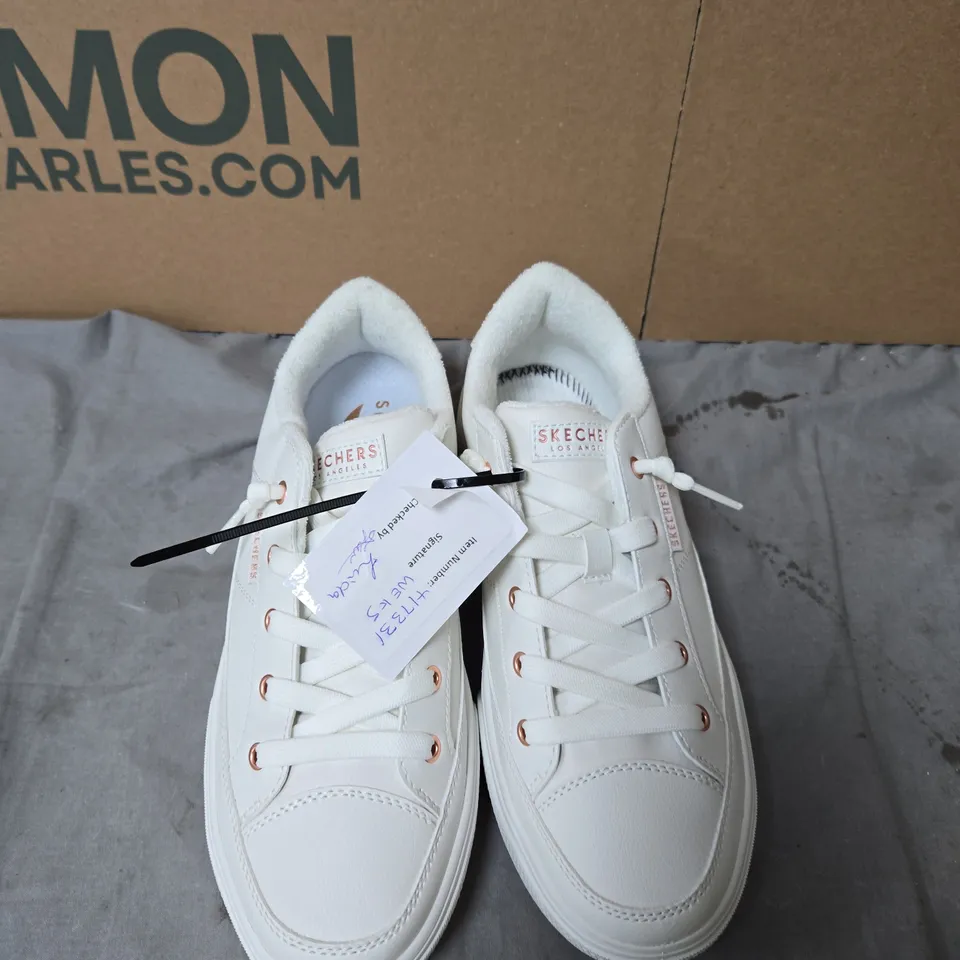 SKECHERS WHITE TRAINERS - LOS ANGELES BRANDING ON TONGUE - UK SIZE 5 