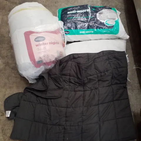 PALLET CONTAINING ASSORTED PILLOWS & BEDDING 