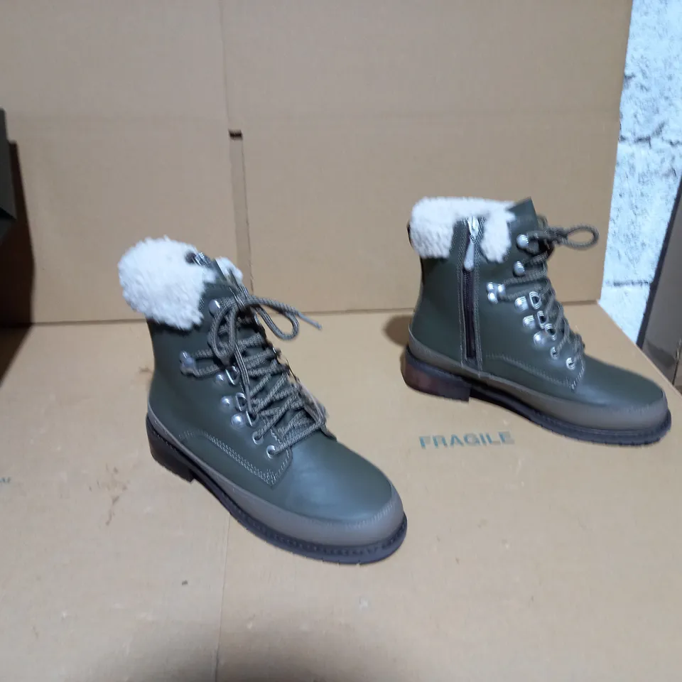 EMU AUSTRALIA OKAB DARK OLIVE BOOT SIZE 5 