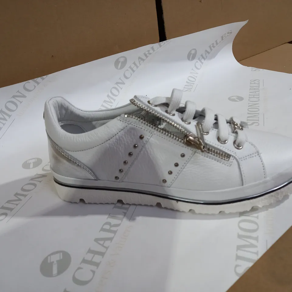 MODA WHITE TRAINER SIZE 5 
