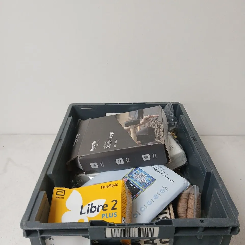 APPROXIMATELY 15 ASSORTED HOUSEHOLD ITEMS INCLUDING KEPLIN GARDEN PEGS AND FREESTYLE LIBRE 2 PLUS SENSOR