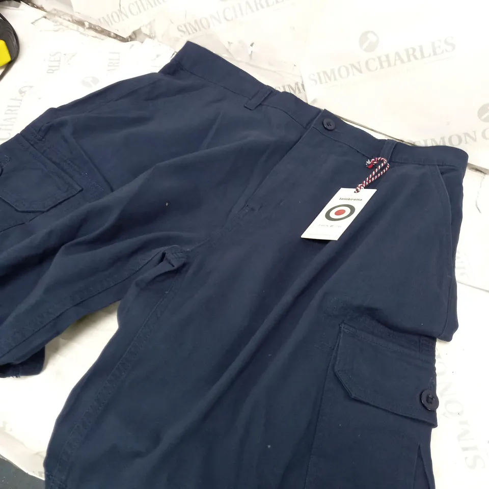 LAMBRETTA CARGO SHORTS NAVY - SIZE 36W