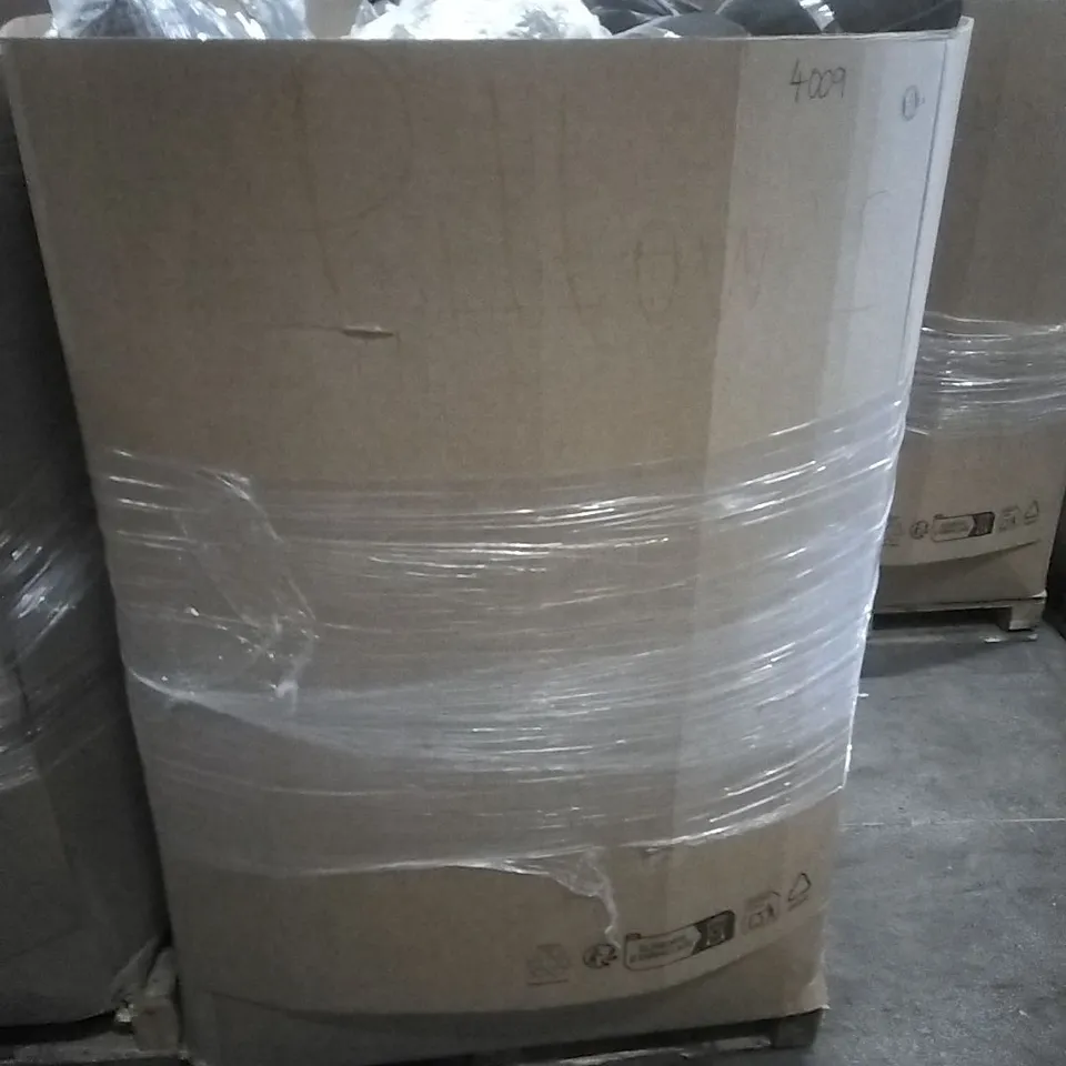 A PALLET CONTAINING A LARGE QUANTITY OF VARIOUS PILLOWS ETC