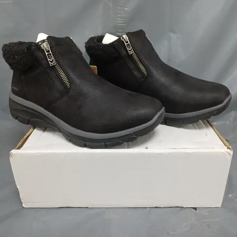 BOXED PAIR OF SKECHERS EASY GOING BOOTS IN BLACK SIZE 6.5