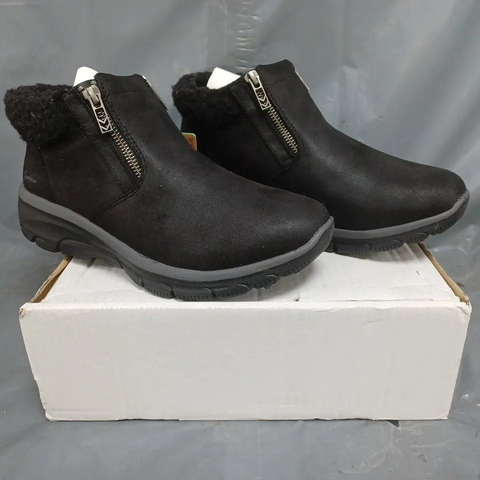 BOXED PAIR OF SKECHERS EASY GOING BOOTS IN BLACK SIZE 6.5