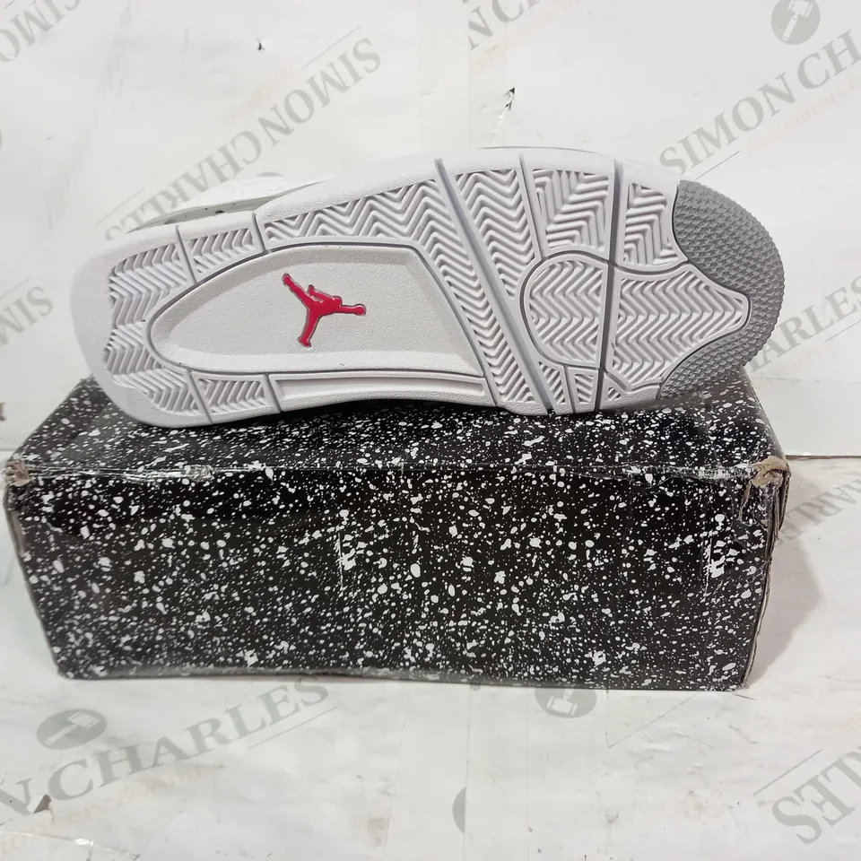 BOXED PAIR OF AIR JORDAN 4 TRAINERS IN WHITE/GREY UK SIZE 7