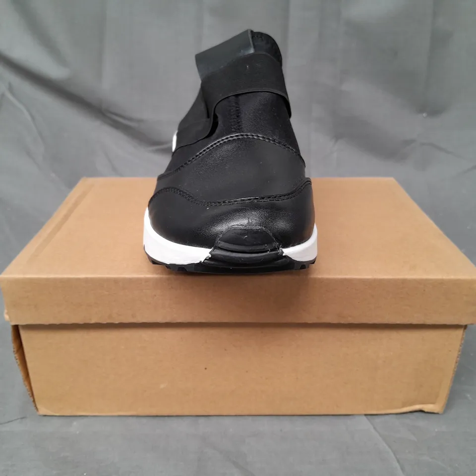 BOX OF APPROXIMATELY 10 BOXED PAIRS OF DESIGNER SHOES IN BLACK - VARIOUS SIZES