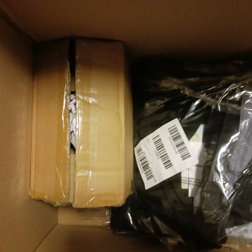 BOX OF APPROXIMATELY 5 ASSORTED ITEMS TO INCLUDE - DUVET COVER SET , LEGO MARVEL SPIDER MAN , BEARS IN JUMPER ETC