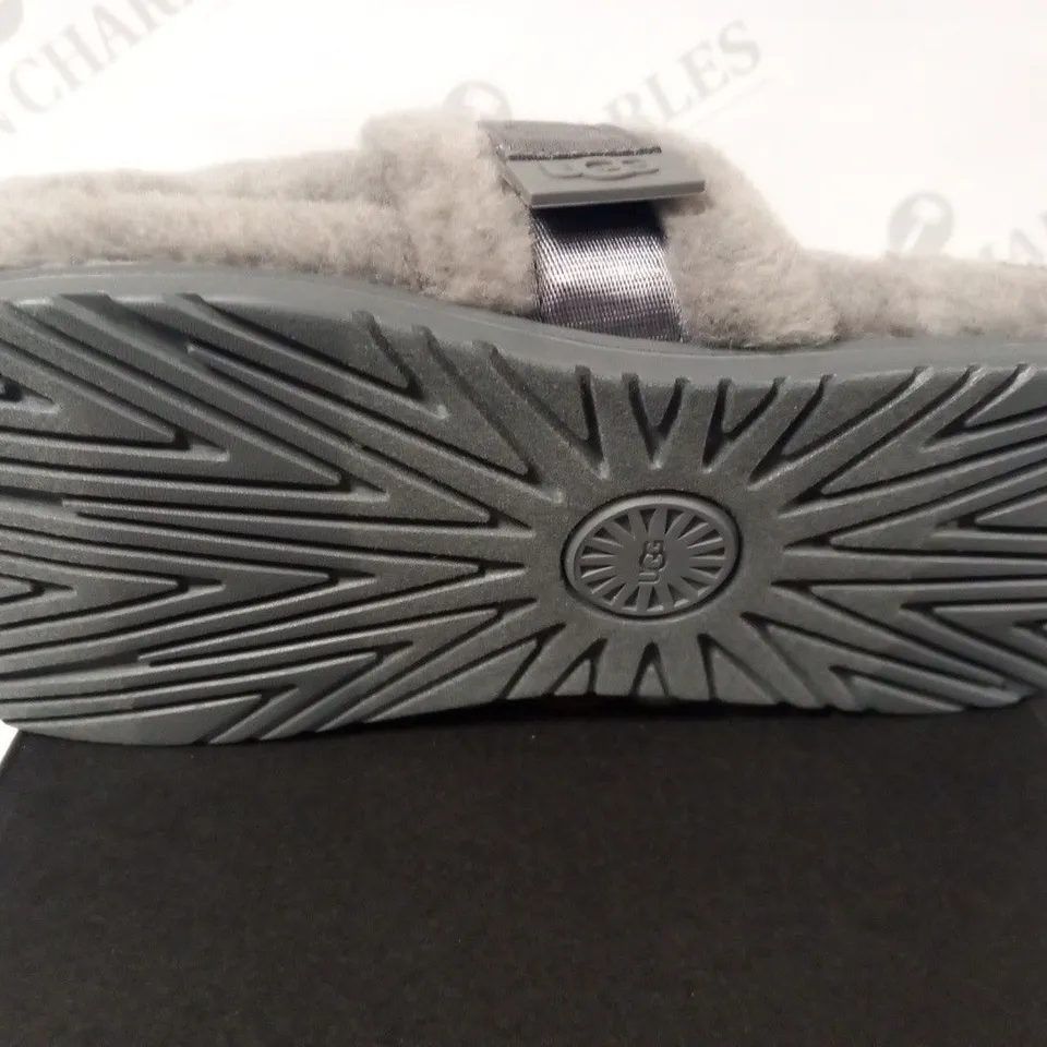 BOXED UGG M FLUFF IT SIZE 8