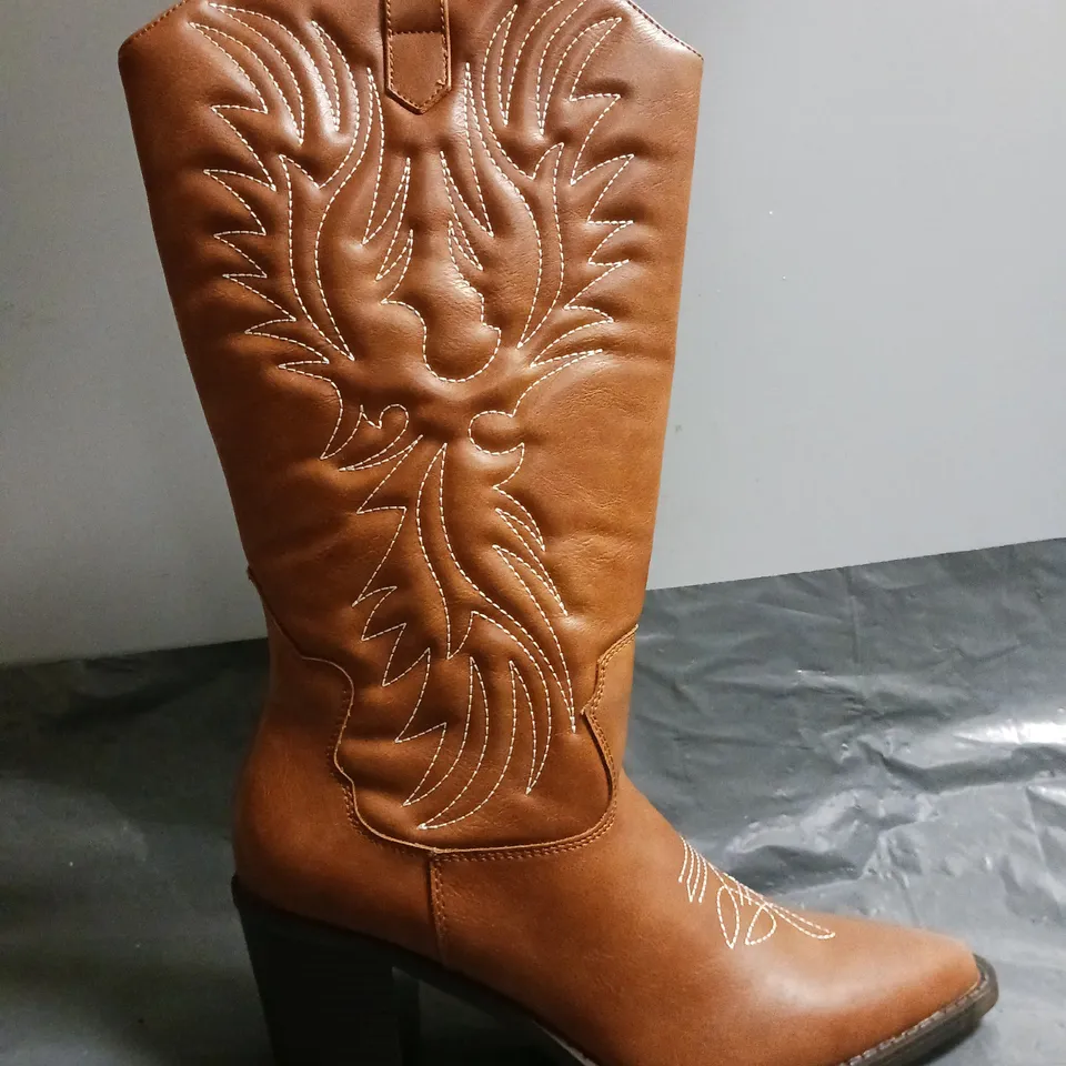 BOXED PAIR OF GLAMOROUS KNEE-HIGH WESTERN STYLE BOOTS IN BROWN SIZE 8