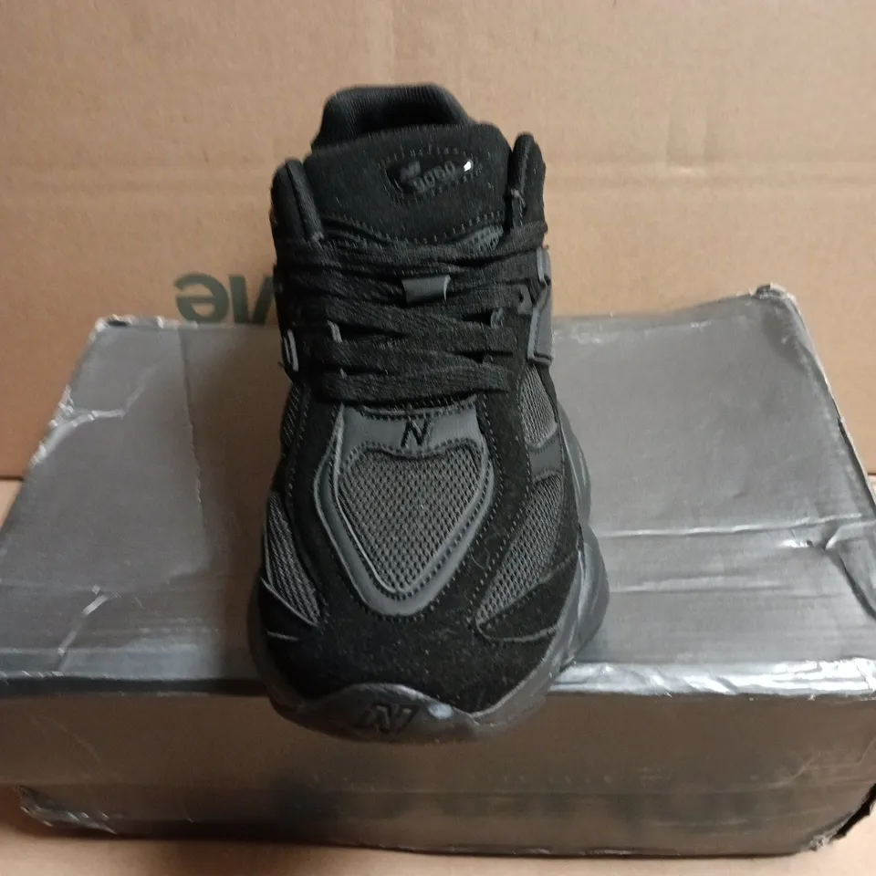 NEW BALANCE BLACK ATHLETIC SNEAKERS - UK 7.5