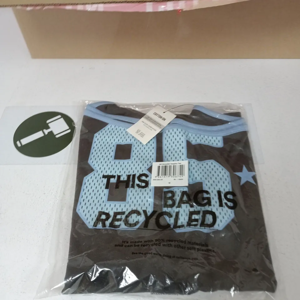 BOX OF APPROXIMATELY 20 ASSORTED CLOTHING ITEMS TO INCLUDE: OFF SHOULDER GRAPHIC T