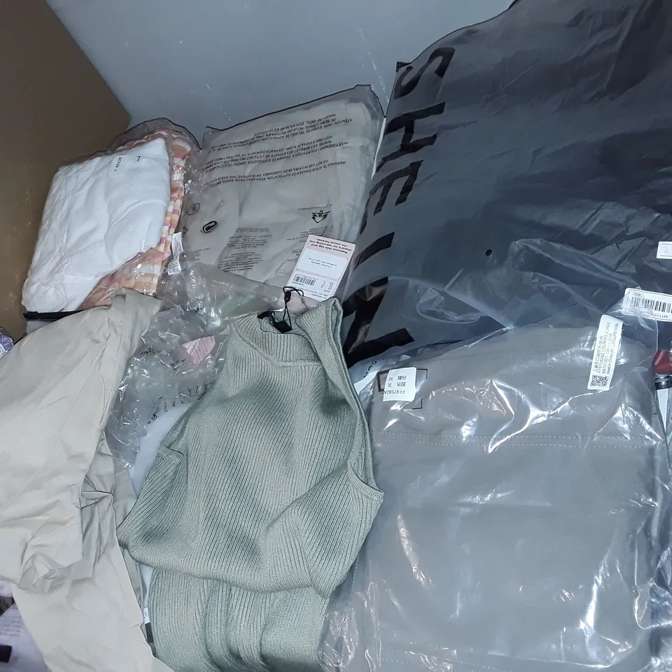 A MEDIUM BOX OF ASSORTED CLOTHING ITEMS TO INCLUDE A SIDE SPLIT SLEEVELESS MIDAXI DRESS AND A PAIR OF BEIGE TROUSERS 