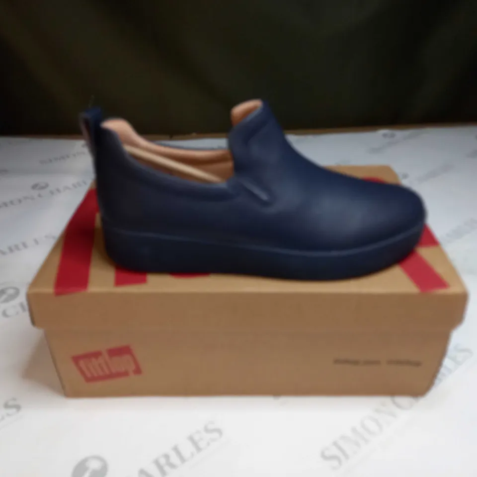BOXED PAIR OF FIRFLOPS RALLY LEATHER SLIP-ON TRAINERS IN MIDNIGHT NAVY - UK 4