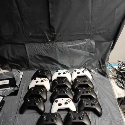 BOX OF APPROXIMATELY 14 XBOX ONE CONTROLLERS 5 WITH BATTERY HOLDER 9 WITHOUT