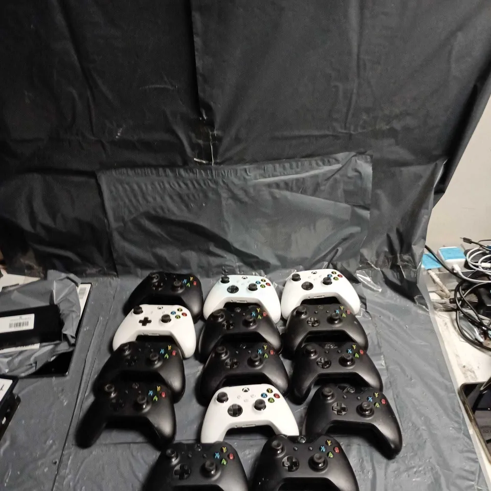 BOX OF APPROXIMATELY 14 XBOX ONE CONTROLLERS 5 WITH BATTERY HOLDER 9 WITHOUT