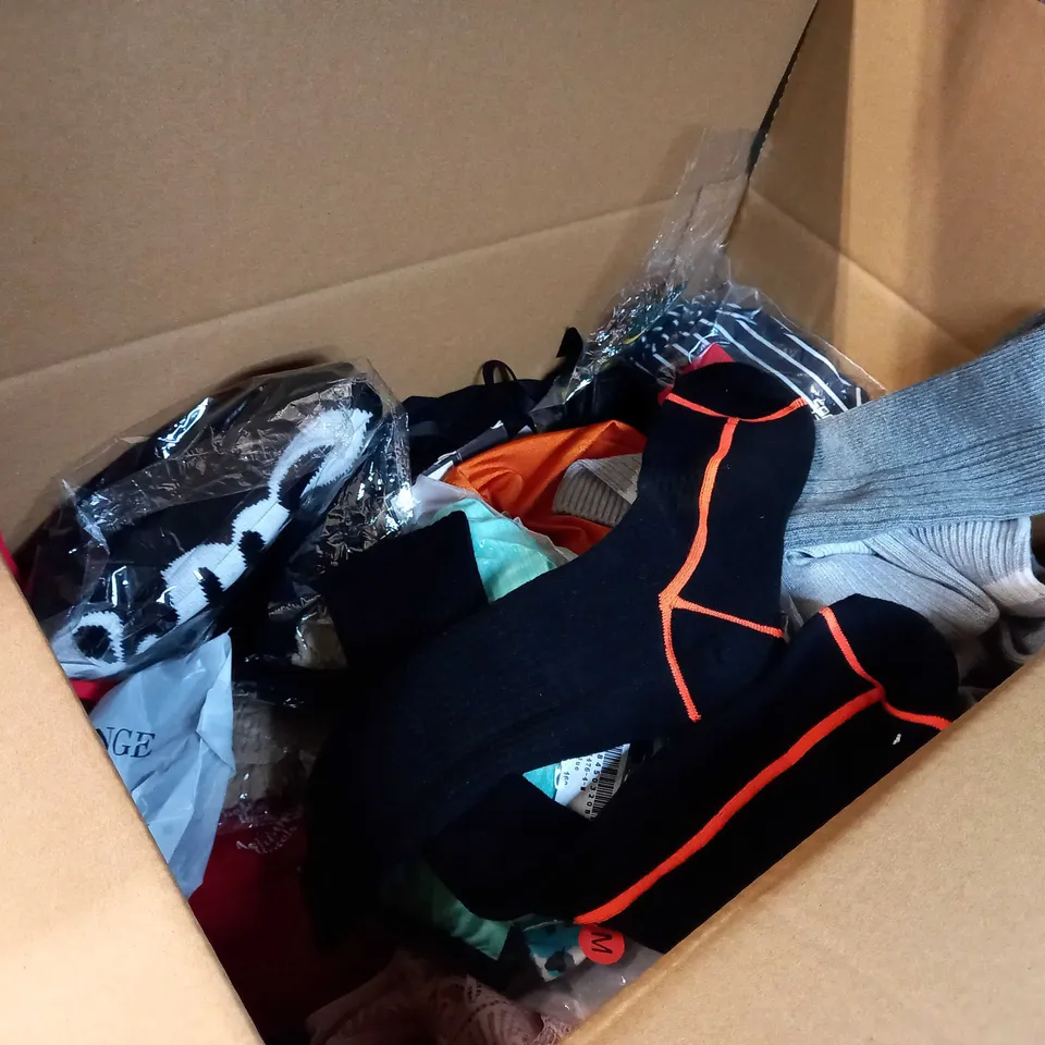 LOT OF APPROX. 15 ASSORTED CLOTHING ACCESSORIES  IN VARYING SIZES/COLOURS/STYLES TO INCLUDE: HANDBAGS, SOCKS, COMPRESSION BASELAYER
