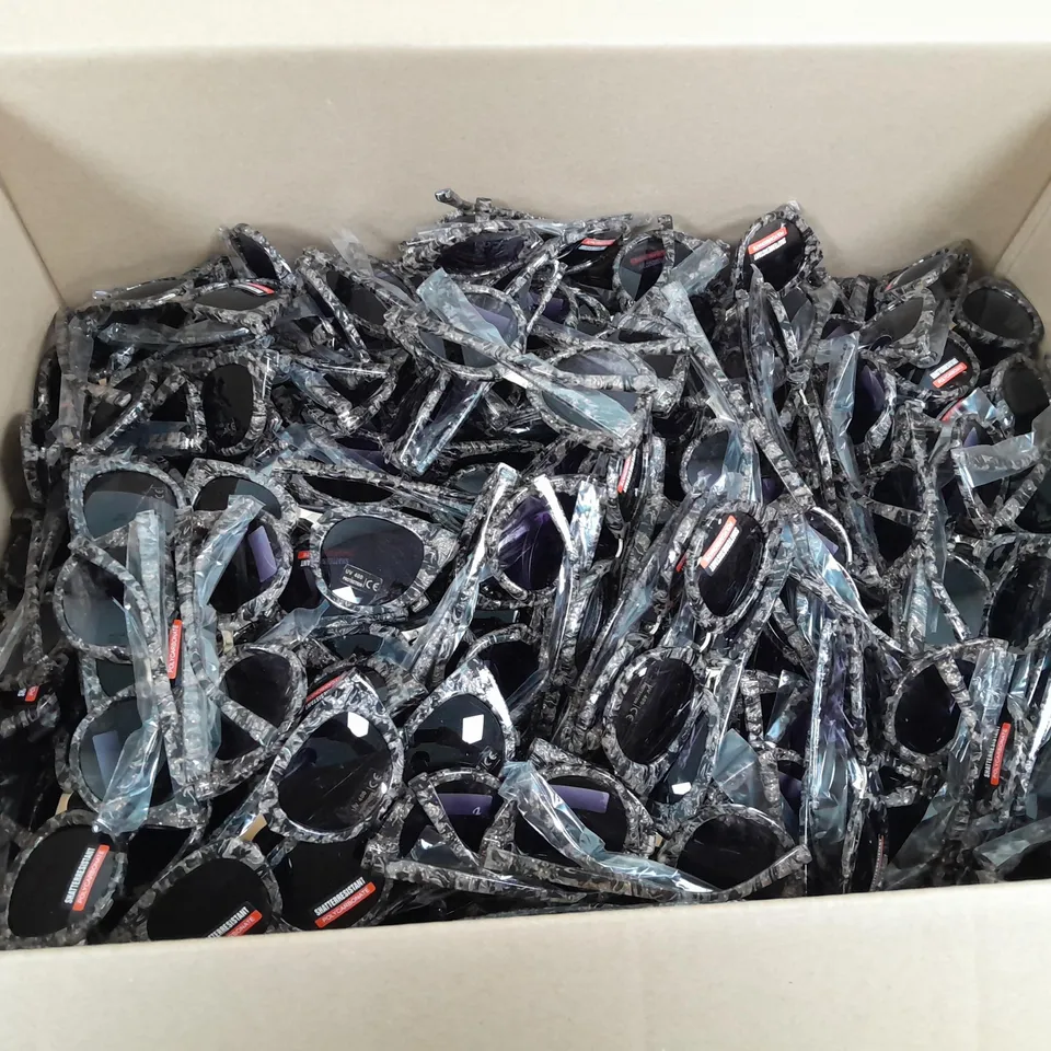 LARGE QUANTITY OF ASSORTED SUNGLASSES