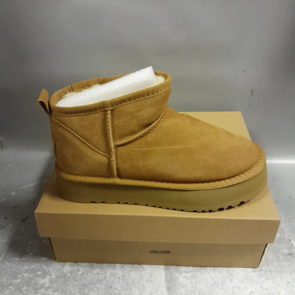 BOXED PAIR OF UGG WOMENS BOOTS IN TAN SIZE UK 7