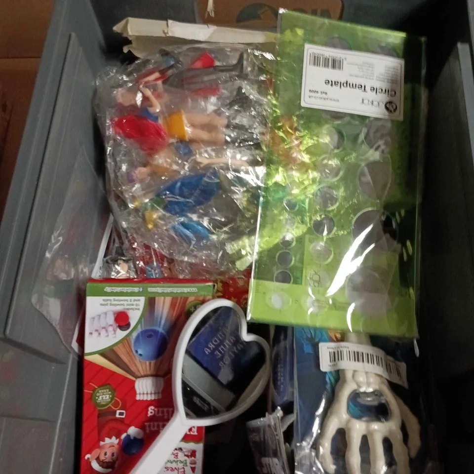 LARGE QUANTITY OF ASSORTED TOYS AND GAMES TO INCLUDE - JIGSAW PUZZLE, CHRISTMAS RING TOSS GAME & BONSAI KIT ETC 