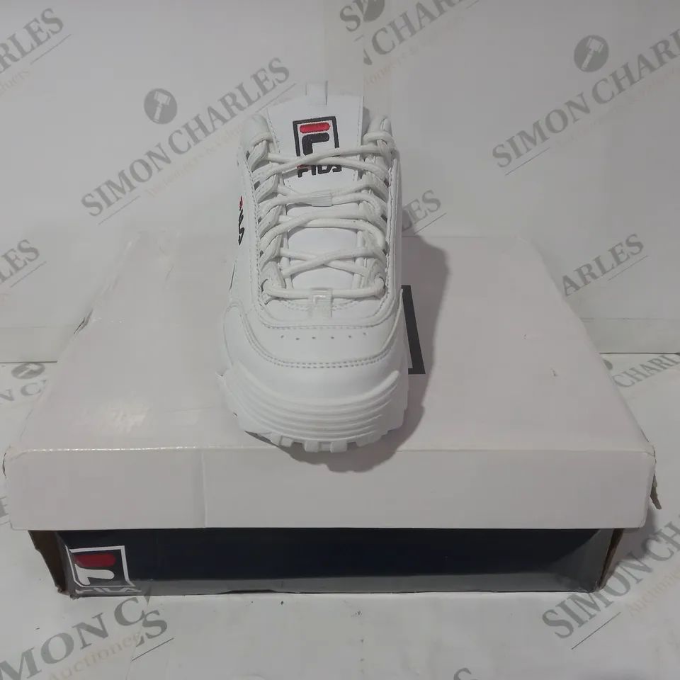 BOXED PAIR OF FILA DISRUPTOR KIDS SHOES IN WHITE UK SIZE 4.5