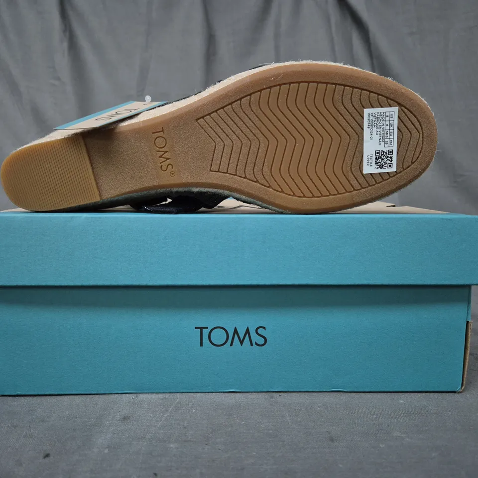 BOXED PAIR OF TOMS AUDREY OPEN TOE WEDGE SANDALS IN BLACK METALLIC LINEN STRIPE UK SIZE 6