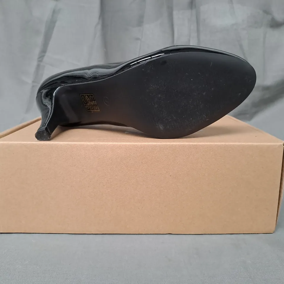 BOXED PAIR OF GOOD FOR THE SOLE WIDE FIT COMFORT CLOSED TOE HEELED SHOES IN GLOSSY BLACK SIZE 7