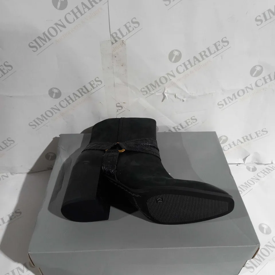 BOXED PAIR OF VIONIC CARNLIA ANKLE BOOT BLACK SIZE 6