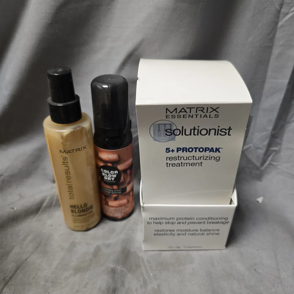 APPROXIMATELY 16 ASSORTED MATRIX PRODUCTS TO INCLUDE COLOUR BLOW DRY TEMP COLOUR CARAMEL BLONDE, HELLO BLONDIE ILLUMINATOR, SOLUTIONIST RESTRUCTURIZING TREATMENT, ETC