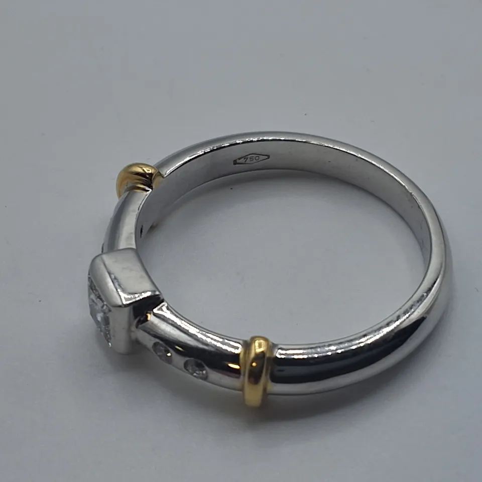 18CT GOLD RING SET WITH A NATURAL PRINCESS CUT DIAMOND AND NATURAL DIAMONDS TO THE SHOULDERS