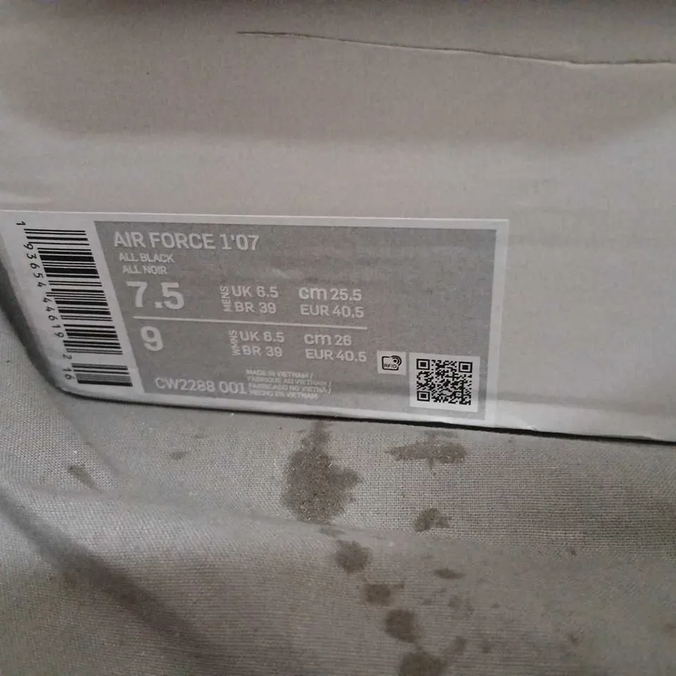 NIKE AIR FORCE 1 '07 ALL BLACK – UK 6.5 SNEAKERS