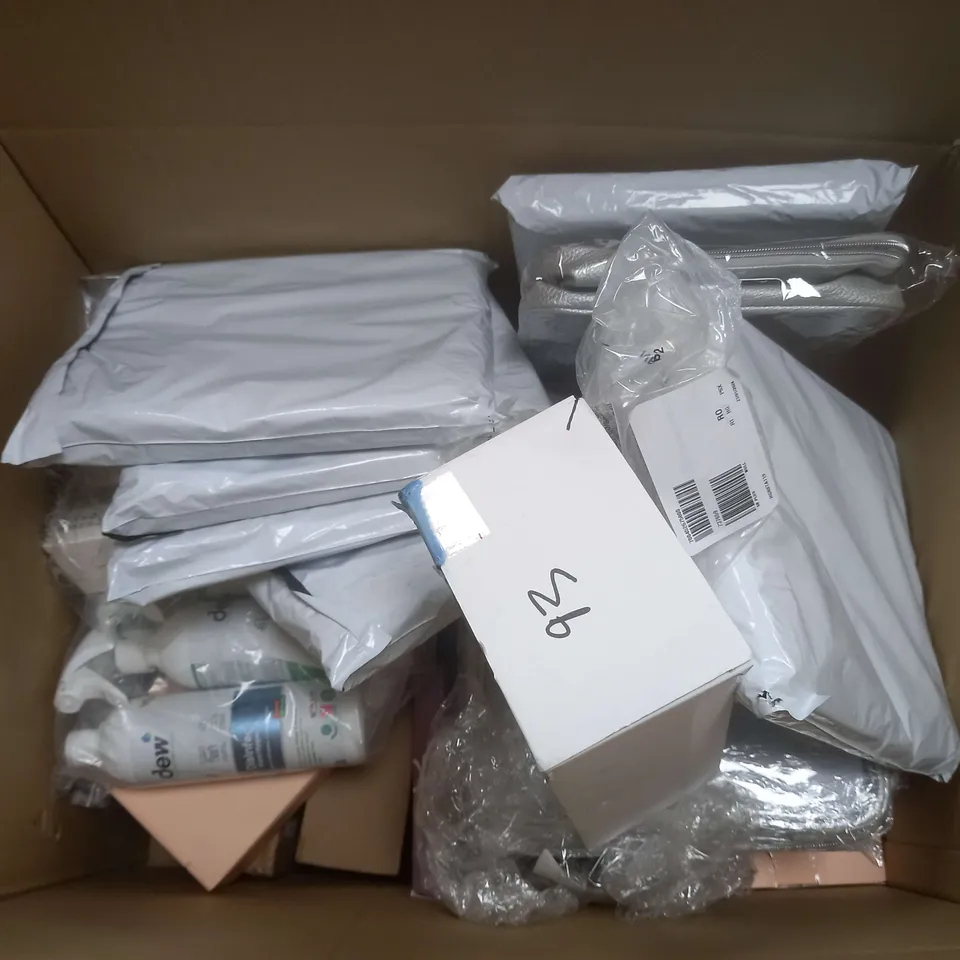 BOX OF APPROXIMATELY 20 ASSORTED ITEMS TO INCLUDE - SMARTBUD , CLEAR WASH BAG , ELEMIS , MARINE CREAM ETC