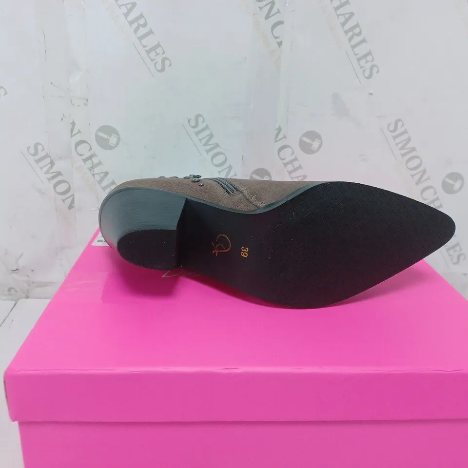 BOXED PAIR OF DANNII MINOGUE WESTERN ANKLE BOOTS IN TAUPE SUEDE SIZE 6