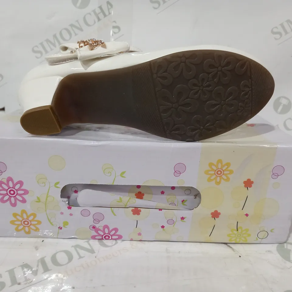 BOXED PAIR OF JIADUOWANG LOW HEEL SHOES IN WHTIE W. JEWEL EFFECT EU SIZE 34