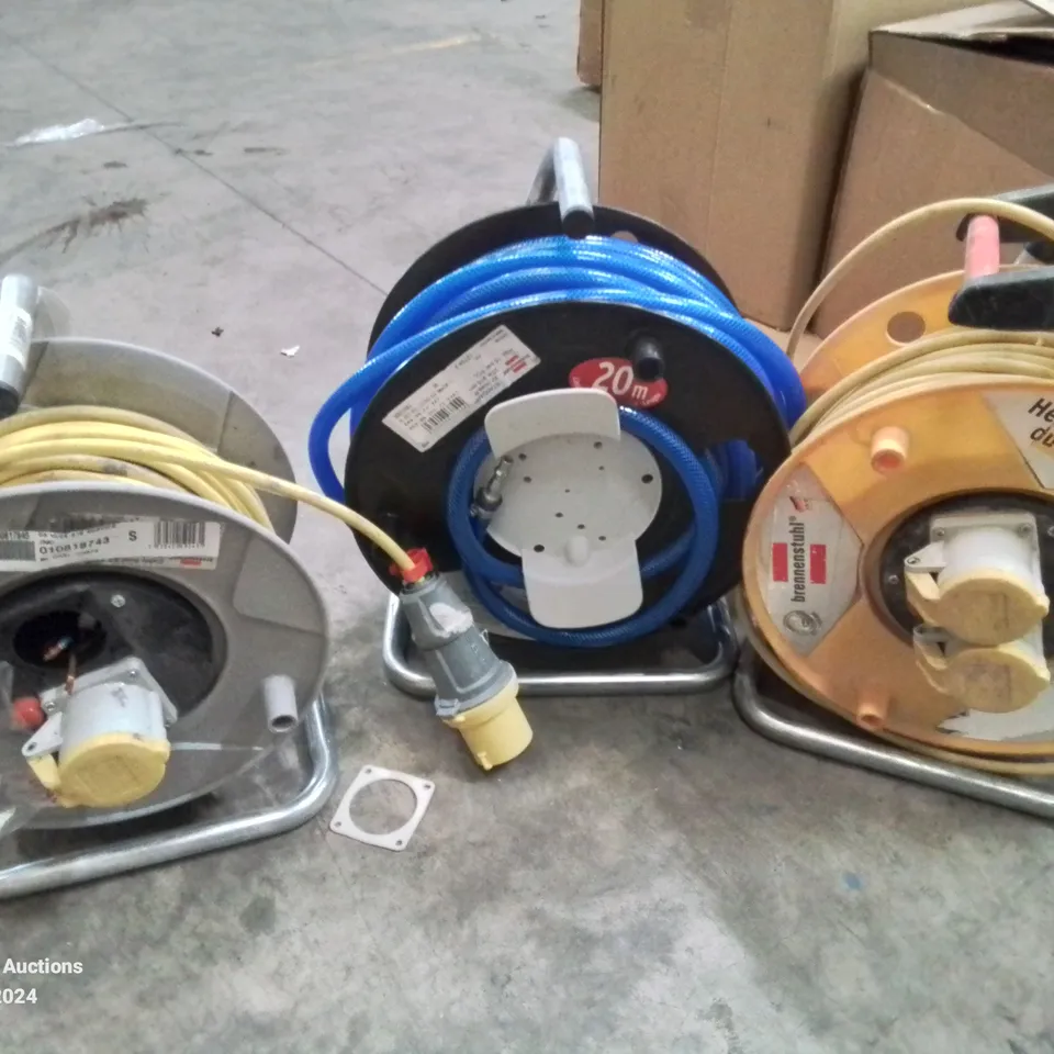 BOX CONTAINING MIXED TOOLS TO INCLUDE: 20M AIR HOSE REEL AND X2 INDUSTRIAL POWER CABLE REELS