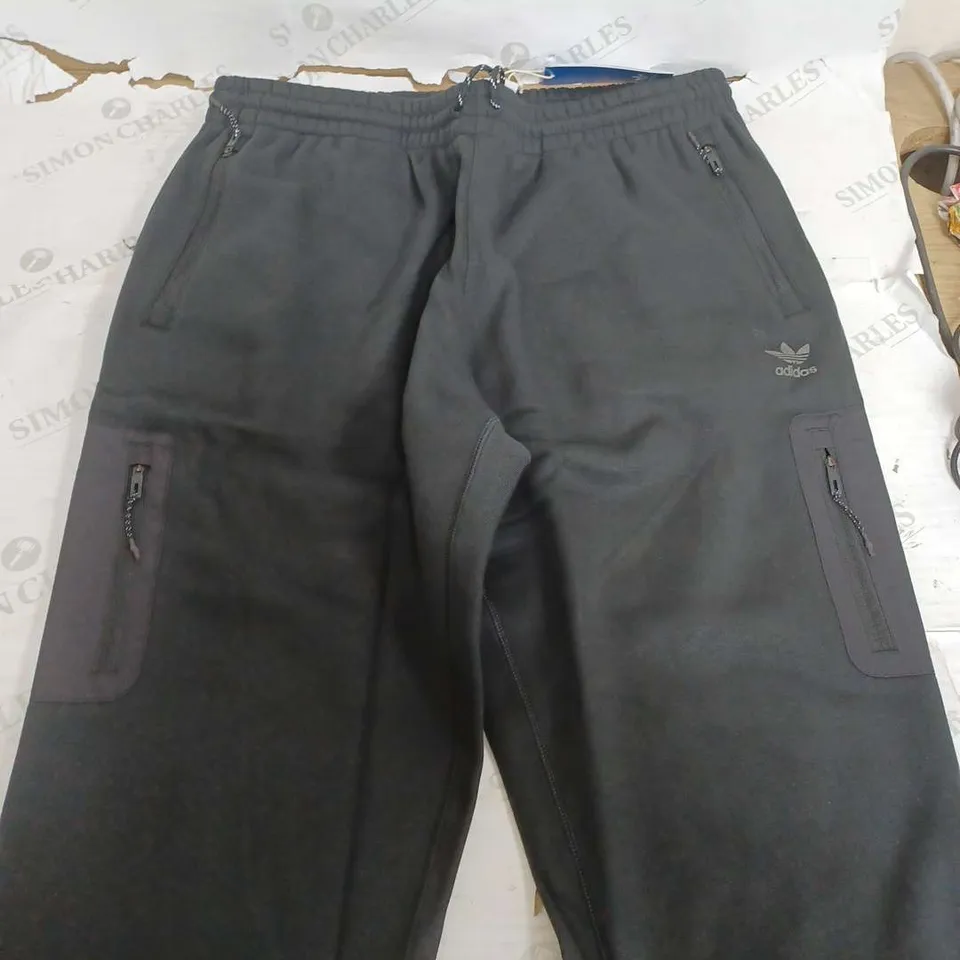 ADIDAS BLACK TRACKSUIT PANTS - XL