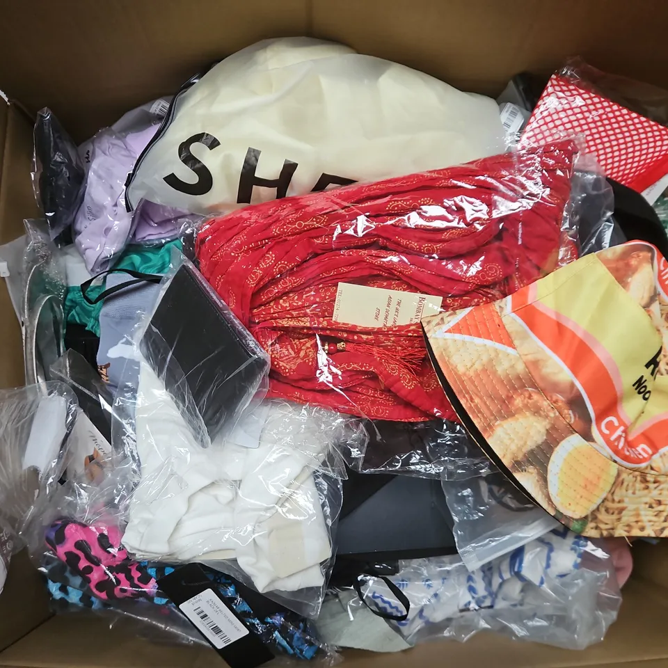 APPROXIMATELY 30 ASSORTED CLOTHING ITEMS IN VARIOUS SIZES, STYLES & COLOURS TO INCLUDE TOPS, BUCKET HATS, BAGS, ETC