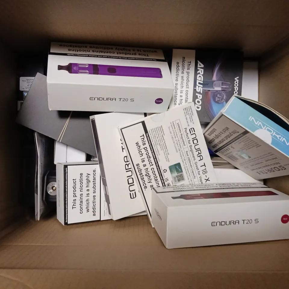 APPROXIMATELY 20 VAPES & E-CIGARETTES TO INCLUDE INNOKIN ADEPT ZLIDE, VOOPOO ARGUS POD, INNOKIN ENDURA T20 S, ETC