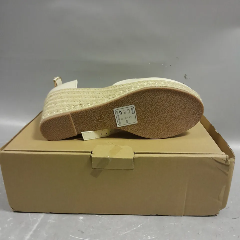 BOXED PAIR OF EVERYDAY WEDGE HEEL SHOES IN CREAM - 5