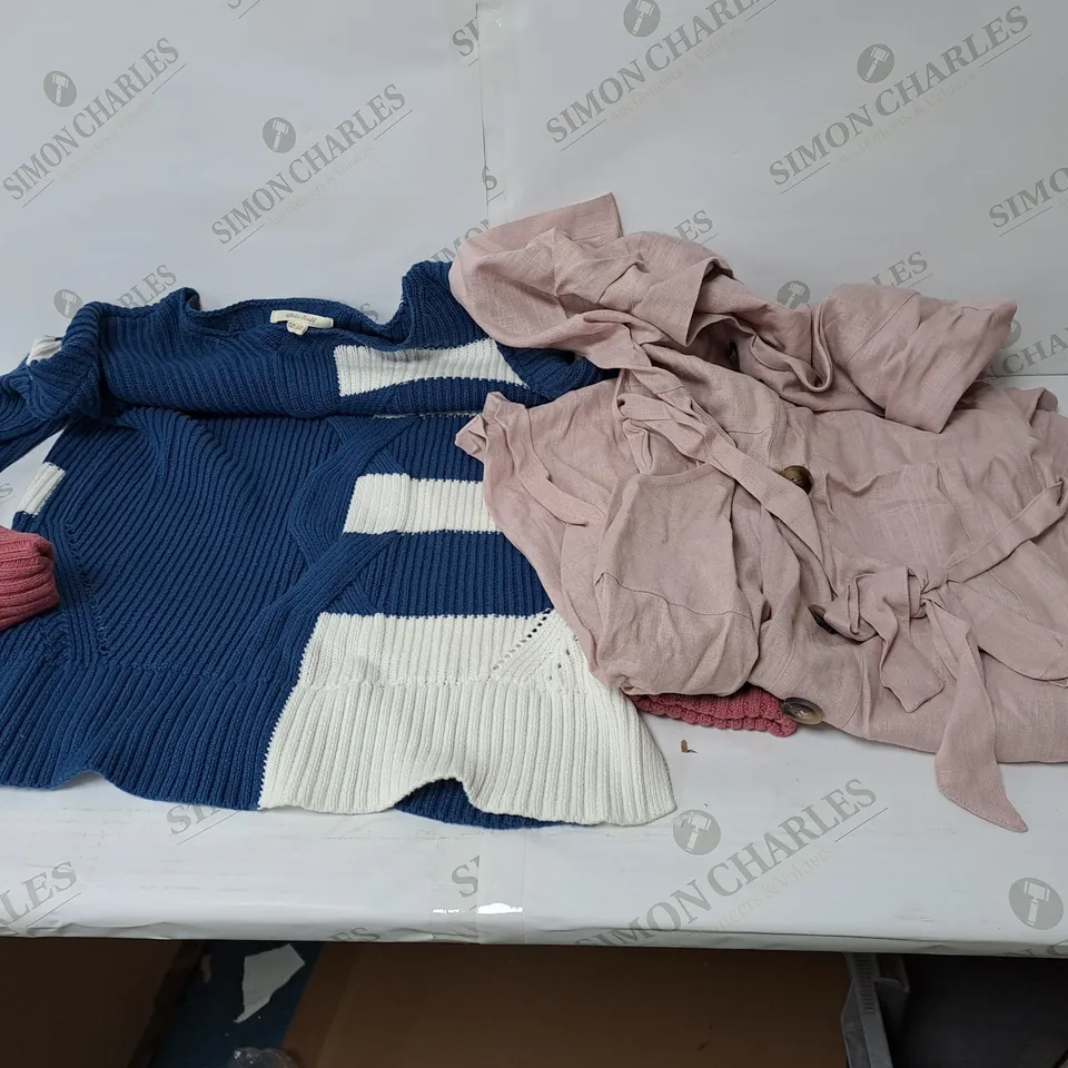 BOX OF APPROX 20 X ASSORTED ITEMS OF WOMEN'S CLOTHING. INCLUDES DRESSES, JUMPERS, CARDIGANS ETC 