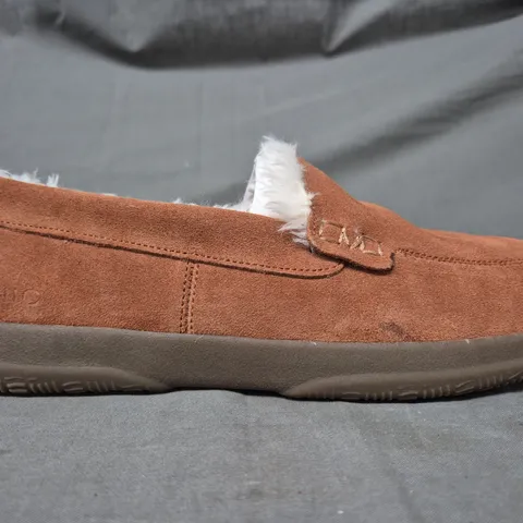 BOXED PAIR OF VIONIC SLIPPERS IN BROWN SIZE 7