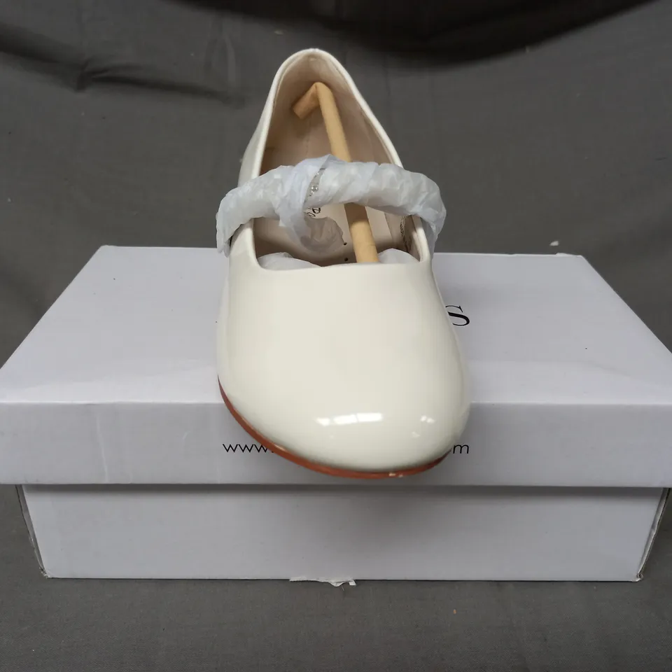 BOXED PAIR OF DREAM PAIRS LOW HEEL SHOES IN WHITE UK SIZE 1