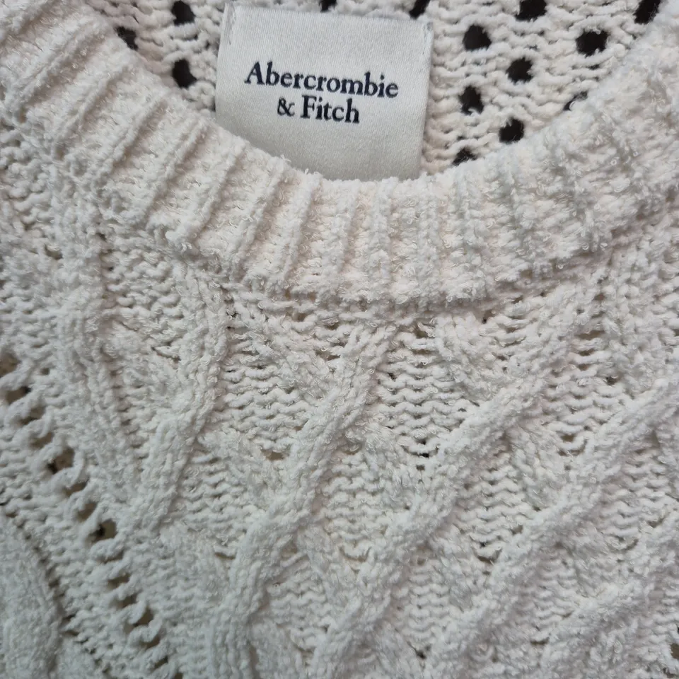 ABERCROMBIE & FITCH CREAM CABLE KNIT SWEATER – SIZE MEDIUM