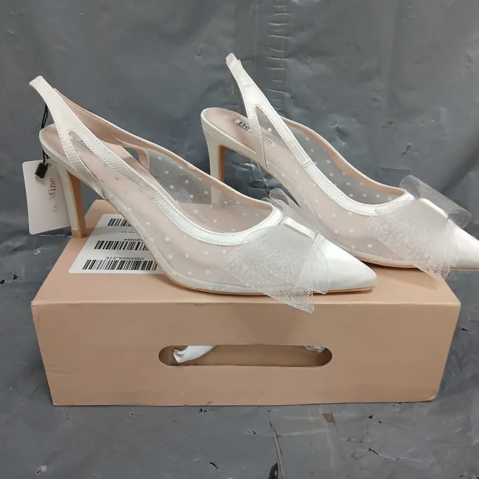 BOXED PAIR OF BE MINE MALINI HEELED SHOES IN IVORY SIZE 6