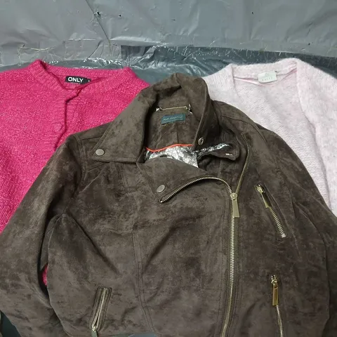 APPROXIMATELY 20 ASSORTED CLOTHING ITEMS IN VARIOUS SIZES, COLOURS & STYLES TO INCLUDE CARDIGAN, JACKET, TOPS, ETC - COLLECTION ONLY