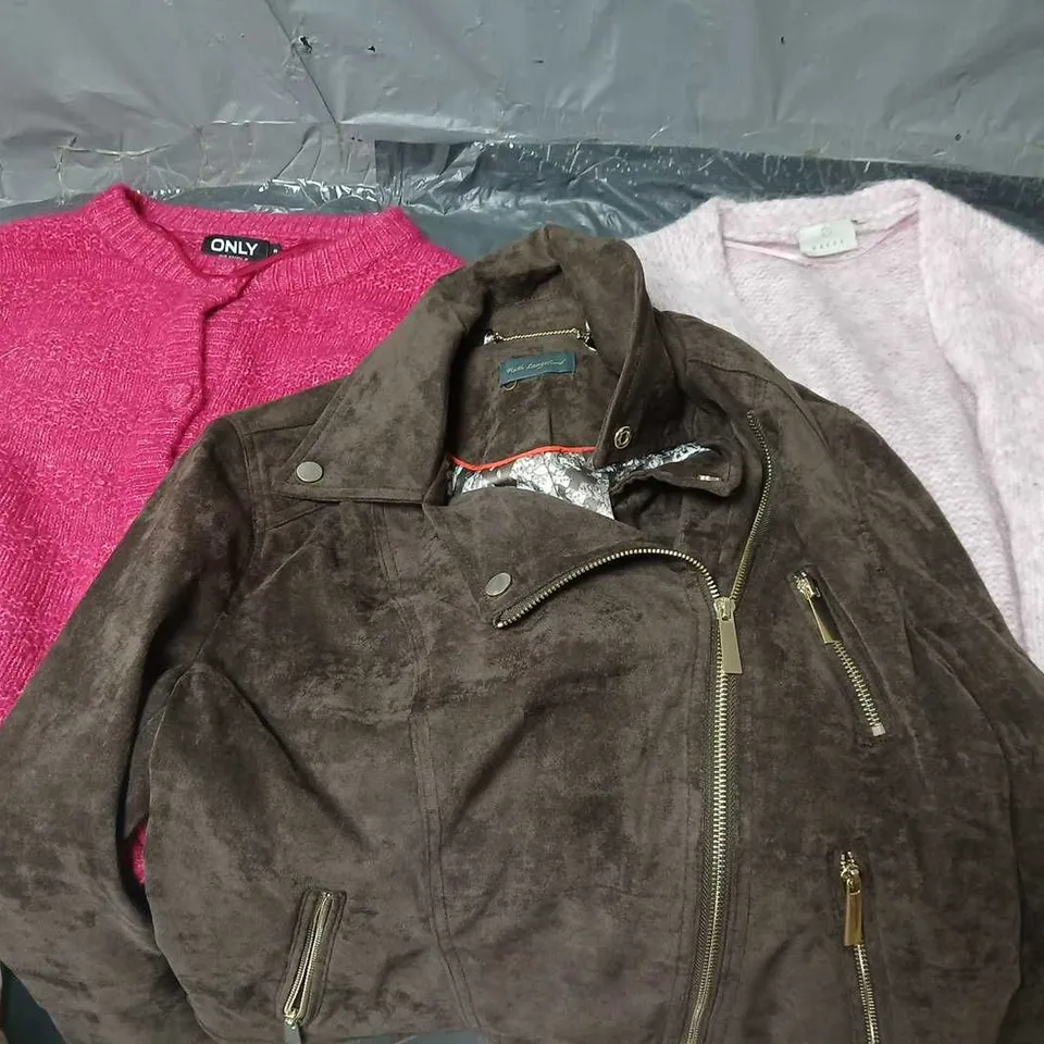 APPROXIMATELY 20 ASSORTED CLOTHING ITEMS IN VARIOUS SIZES, COLOURS & STYLES TO INCLUDE CARDIGAN, JACKET, TOPS, ETC - COLLECTION ONLY